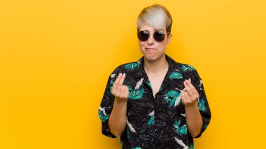 Yaz tatili giysili genç kadın parasız olduğunu gösteriyor..