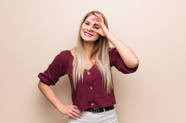 Genç Rus kadın kendine güveniyor. Göze güzel bir jest yapıyor.