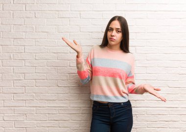 Genç modern kadın karışık ve şüpheli