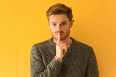 Genç kızıl saçlı adam, ya sır saklıyor ya da sessizlik istiyor.