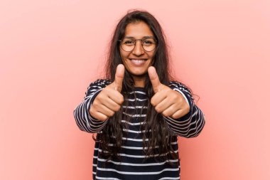 Genç, entellektüel Hintli kadın, bir konuda tezahürat yapıyor, destek ve saygı kavramı..