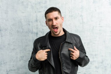 Genç rockçı kendini göstererek şaşırdı, gülümsedi..