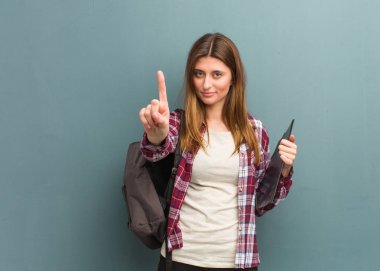 Genç Rus öğrenci 1 numarayı gösteriyor.