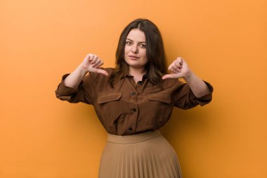 Genç kıvrımlı Rus kadın gururlu ve kendinden emin hissediyor, örnek olarak..