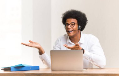 Genç pazarlamacı, siyahi adamın kafası karışmış ve şüpheli.