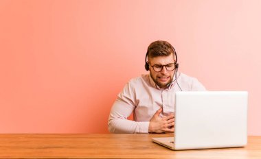 Çağrı merkezinde çalışan genç bir adam, mide ağrısı, acı verici hastalık konsepti var..