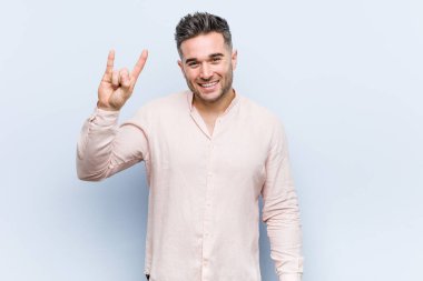 Genç yakışıklı havalı adam boynuzlarını bir devrim konsepti olarak gösteriyor..