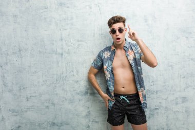 Mayo giyen genç beyaz bir adamın bir fikri var, ilham verici bir kavram..