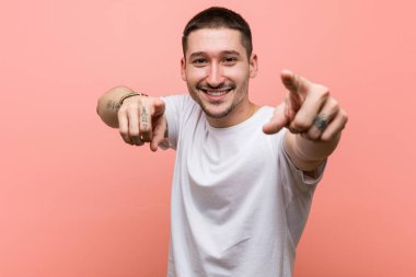 Genç, sıradan, neşeli gülümsemeler öne bakıyor..