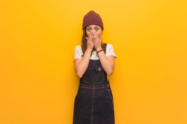 Genç hippi kadın çok korkmuş ve saklanmış.