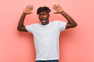 Genç Afrikalı siyah adam yakın bir tehlike nedeniyle şok oluyor