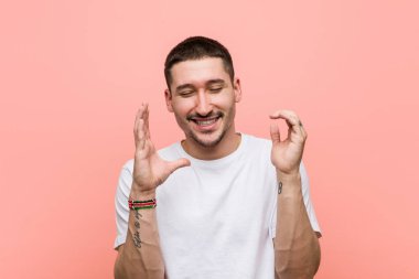 Genç, sıradan bir adam, neşeli bir şekilde gülüyor. Mutluluk kavramı.