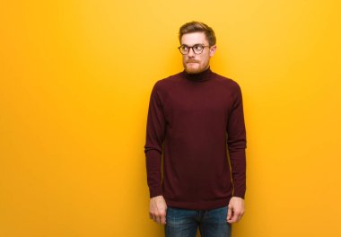 Genç akıllı adam bir fikir düşünüyor.