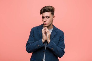 Genç iş adamı, doğal planlar yapıyor, bir fikir kuruyor..