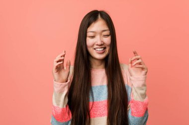 Genç, havalı Çinli kadın çok gülüyor. Mutluluk kavramı.