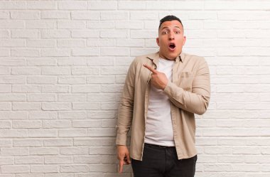 Yan tarafı gösteren genç latin adam