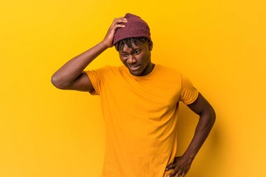 Sarı arka plan üzerine rastas giyen genç siyah adam şok oldu, o önemli bir toplantı hatırladı.