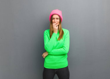 Tırnak yiyen genç Rus kız, gergin ve çok endişeli.