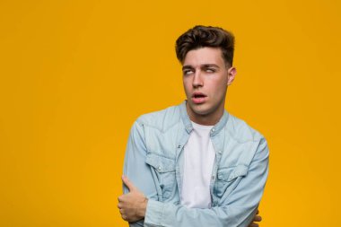 Kot gömlek giyen genç ve yakışıklı bir öğrenci tekrarlanan bir görevden bıktı..