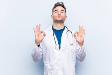 Genç yakışıklı doktor yorucu bir günün ardından rahatlıyor. Yoga yapıyor..