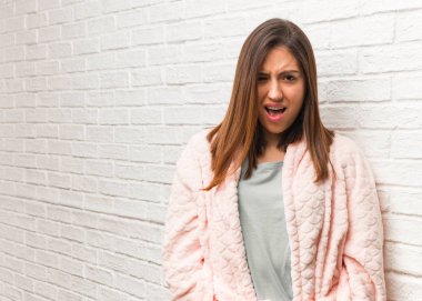 Genç kadın giyen pijama çok öfkeli ve agresif çığlık