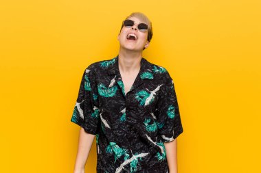 Yaz tatili giymiş, kıvrımlı genç bir kadın. Rahatlamış ve mutlu görünüyor..