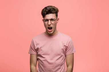 Genç, havalı, beyaz bir adam bağırıyor. Çok sinirli ve agresif..