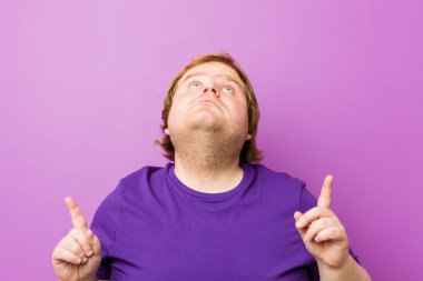 Genç, otantik kızıl saçlı, ağzı açık şişman bir adam..