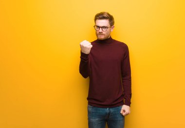 Genç ve zeki bir adam yumruk yumruğa, kızgın bir ifade.