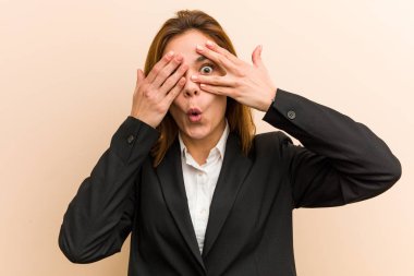 Kafkasyalı genç iş kadını, korkmuş ve gergin parmaklarıyla göz kırpıyor..