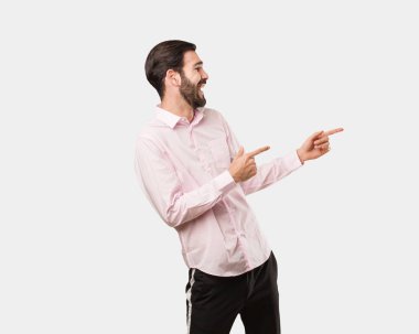 Yakışıklı delikanlı parmak yanında işaret