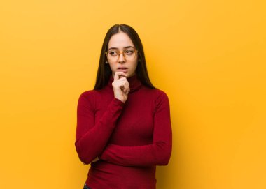 Entelektüel genç kız şüphe ve karışık