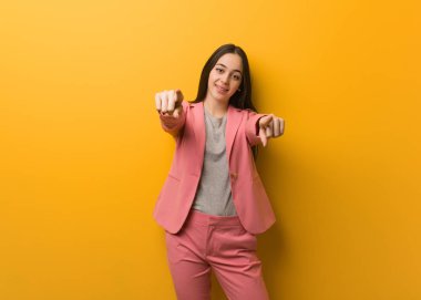 Genç modern iş kadını neşeli ve gülümsüyor.