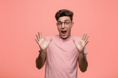 Genç havalı beyaz adam zaferi ya da başarıyı kutluyor.