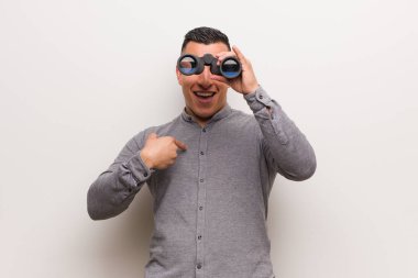 Latin adam şaşırttı, başarılı ve müreffeh hissediyor. Dürbünü tutuyor..