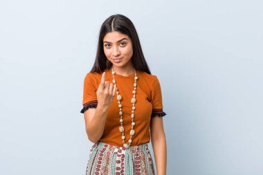 Arap kadın seni işaret ediyor. Sanki davet ediliyormuşsun gibi..