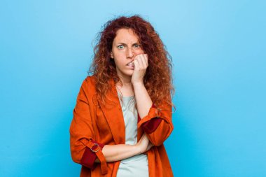 Genç, kızıl saçlı, tırnaklarını yiyen, gergin ve endişeli bir kadın..