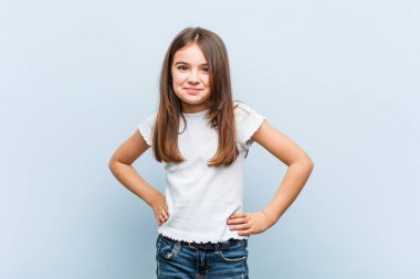 Sevimli kız emin onu kalça ellerini tutmak.