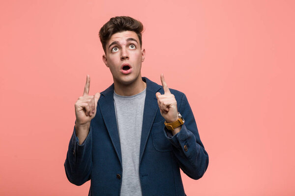 Молодой человек с открытым ртом указывает вверх.
.