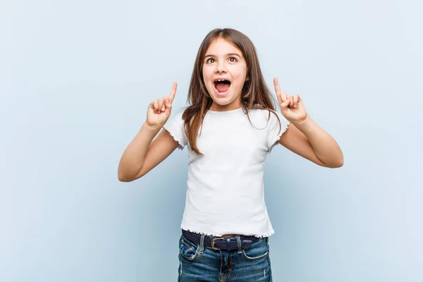 Schattig Meisje Geeft Aan Met Beide Voor Vingers Omhoog Tonen — Stockfoto