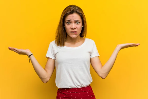 Joven Mujer Caucásica Natural Confundida Dudosa Levantando Las Manos Para — Foto de Stock