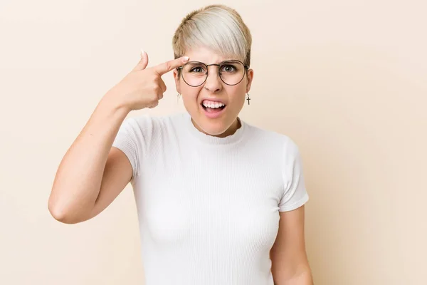 Jovem Mulher Natural Autêntica Vestindo Uma Camisa Branca Mostrando Gesto — Fotografia de Stock