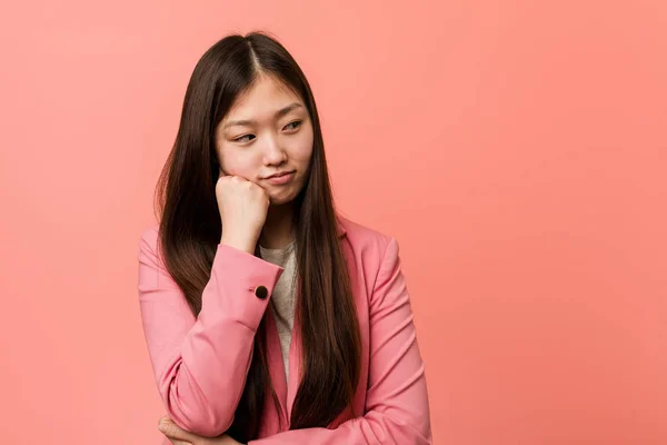 Mulher Chinesa Jovem Negócio Vestindo Terno Rosa Que Sente Triste — Fotografia de Stock