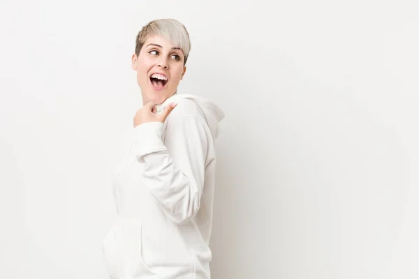 Jonge Bochtige Vrouw Draagt Een Witte Hoodie Punten Met Duim — Stockfoto