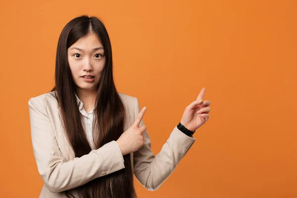 Young Business Chinese Woman Shocked Pointing Index Fingers Copy Space — ストック写真