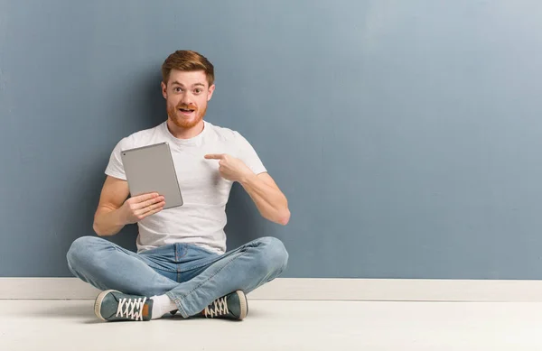 Jonge Roodharige Student Man Zit Vloer Verrast Voelt Zich Succesvol — Stockfoto