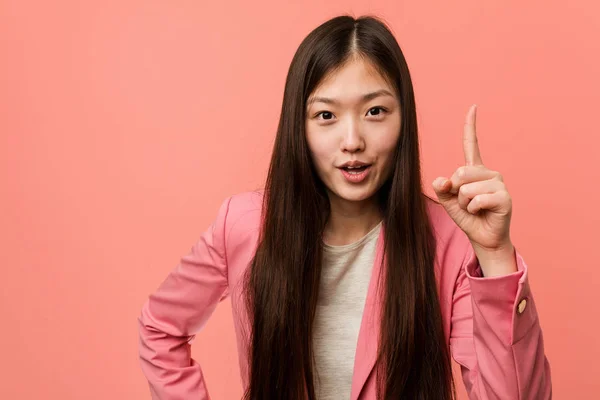 Jovem Mulher Chinesa Negócios Usando Terno Rosa Com Uma Ideia — Fotografia de Stock