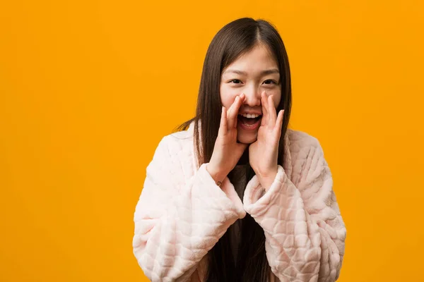 Joven Mujer China Pijama Gritando Emocionada Frente —  Fotos de Stock