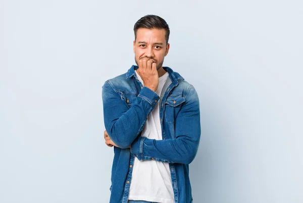 Joven Hombre Filipino Guapo Mordiendo Las Uñas Nervioso Muy Ansioso — Foto de Stock