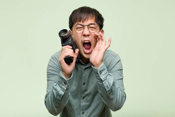 Ung Kinesisk Man Som Håller Vintage Kamera Skriker Något Glatt — Stockfoto